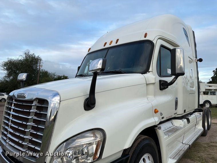 image for item ED5977 2011 Freightliner Cascadia semi truck