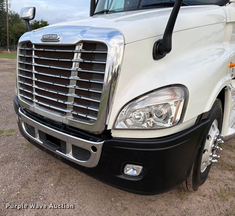 image for item ED5977 2011 Freightliner Cascadia semi truck