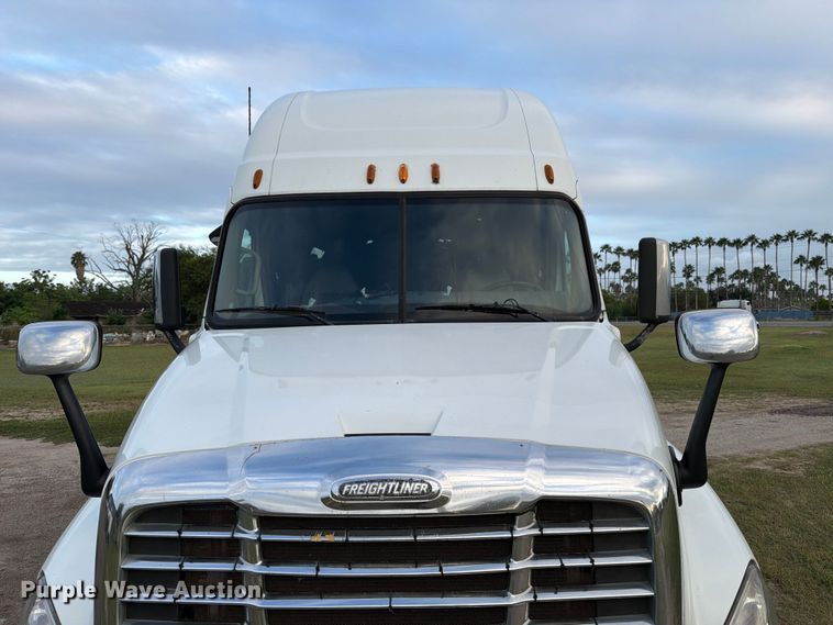 image for item ED5977 2011 Freightliner Cascadia semi truck
