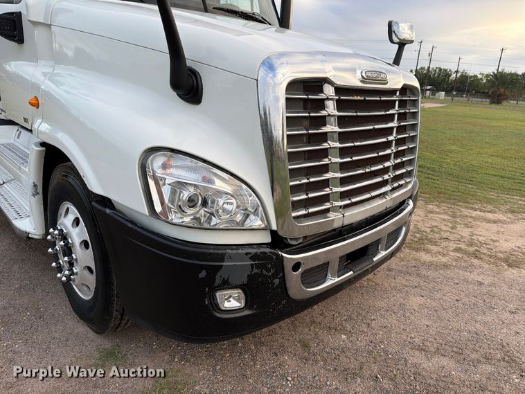image for item ED5977 2011 Freightliner Cascadia semi truck