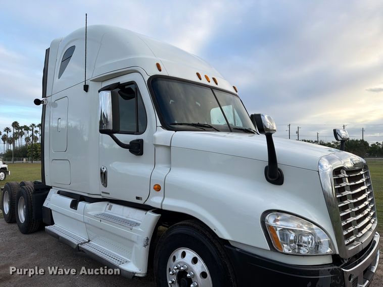 image for item ED5977 2011 Freightliner Cascadia semi truck