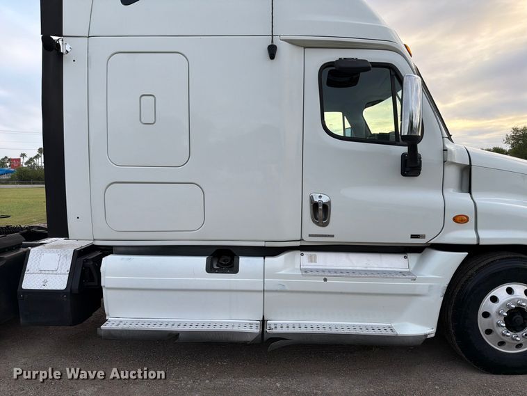 image for item ED5977 2011 Freightliner Cascadia semi truck
