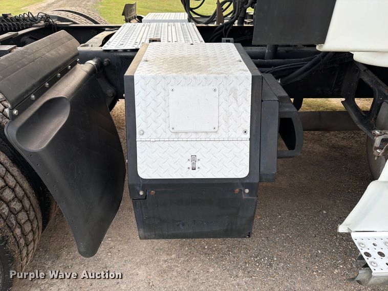 image for item ED5977 2011 Freightliner Cascadia semi truck