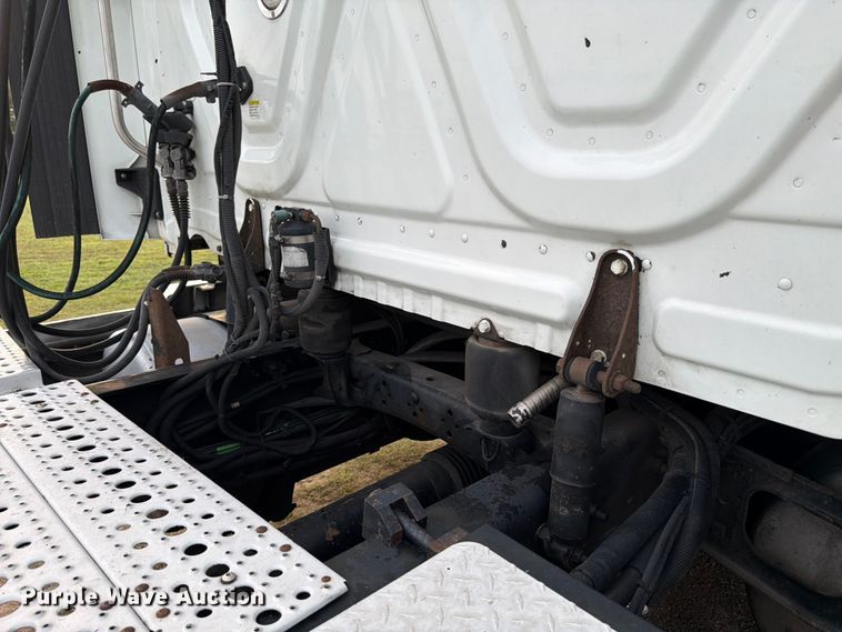 image for item ED5977 2011 Freightliner Cascadia semi truck