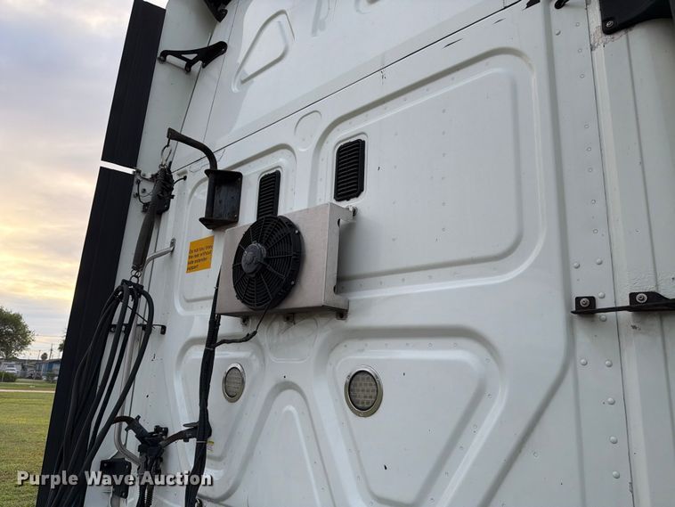 image for item ED5977 2011 Freightliner Cascadia semi truck