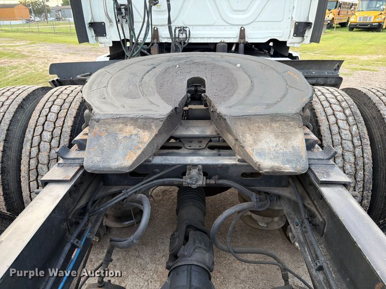 image for item ED5977 2011 Freightliner Cascadia semi truck