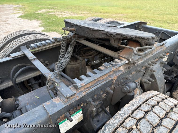 image for item ED5977 2011 Freightliner Cascadia semi truck