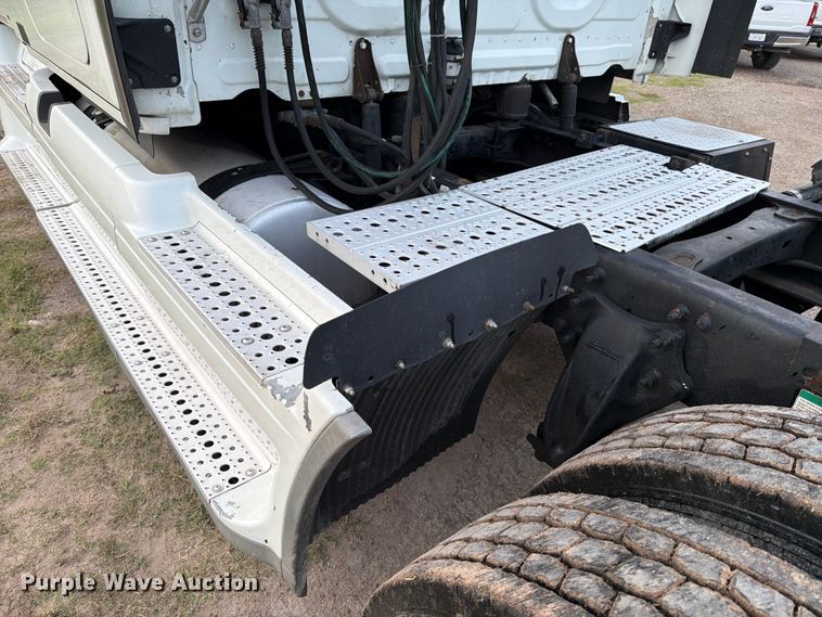 image for item ED5977 2011 Freightliner Cascadia semi truck