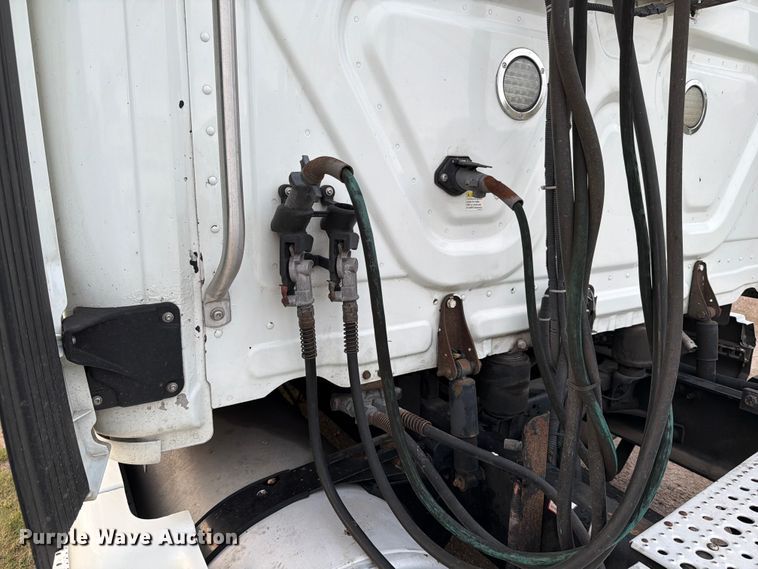 image for item ED5977 2011 Freightliner Cascadia semi truck