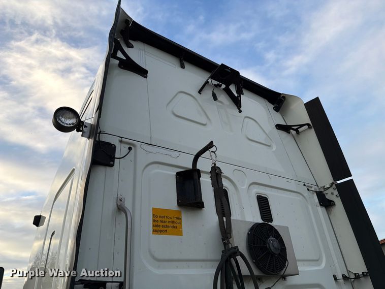 image for item ED5977 2011 Freightliner Cascadia semi truck