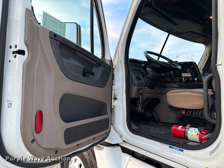 image for item ED5977 2011 Freightliner Cascadia semi truck