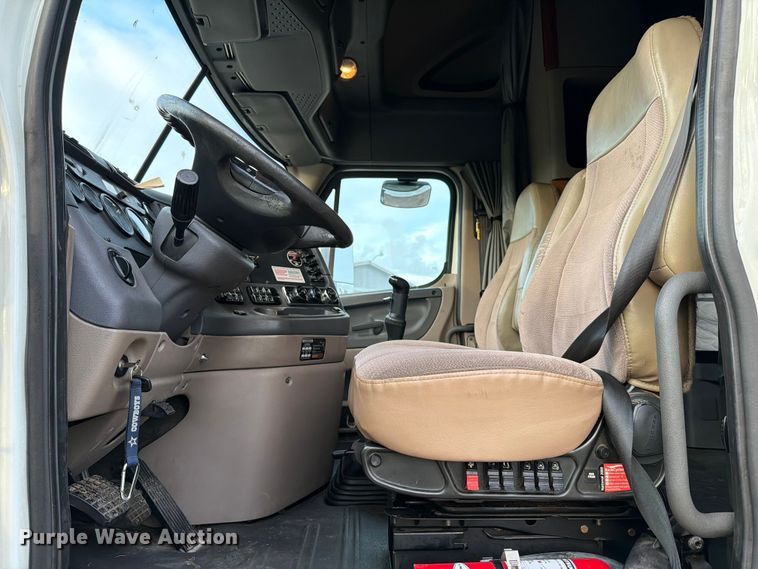 image for item ED5977 2011 Freightliner Cascadia semi truck