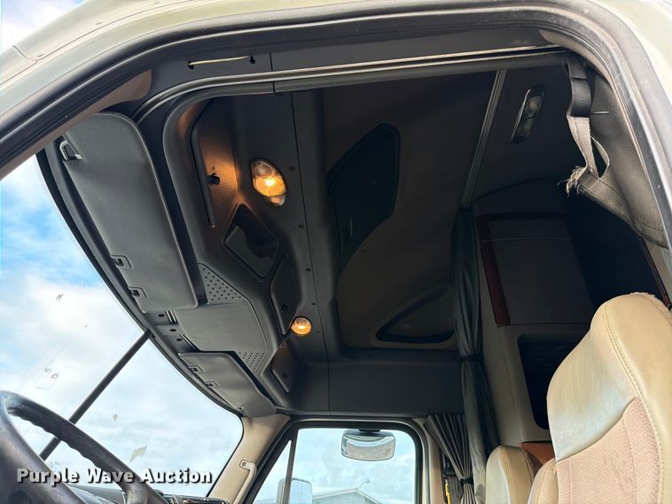 image for item ED5977 2011 Freightliner Cascadia semi truck