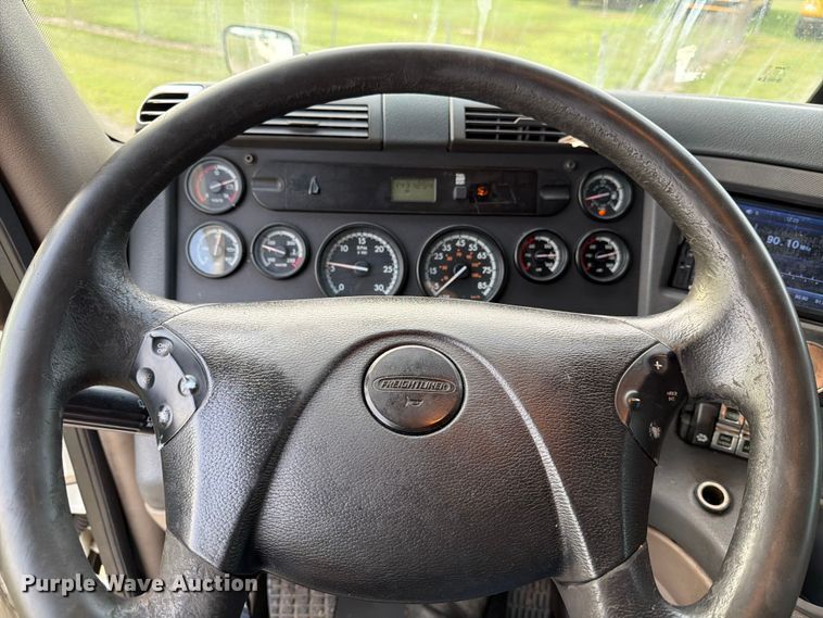 image for item ED5977 2011 Freightliner Cascadia semi truck