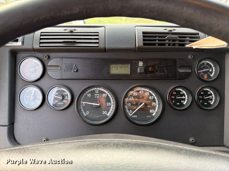 image for item ED5977 2011 Freightliner Cascadia semi truck