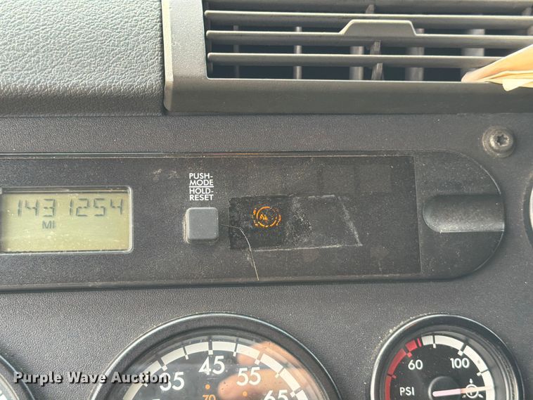 image for item ED5977 2011 Freightliner Cascadia semi truck