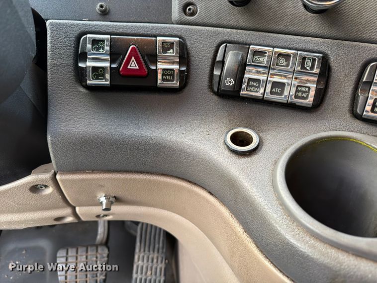 image for item ED5977 2011 Freightliner Cascadia semi truck