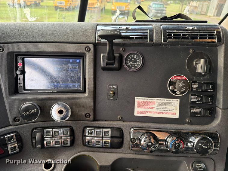 image for item ED5977 2011 Freightliner Cascadia semi truck