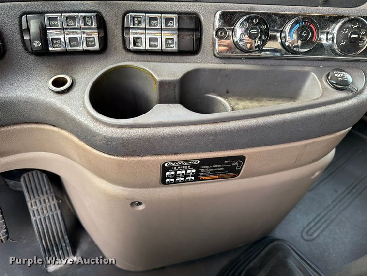 image for item ED5977 2011 Freightliner Cascadia semi truck