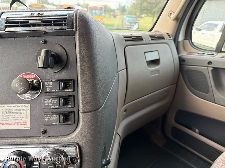 image for item ED5977 2011 Freightliner Cascadia semi truck