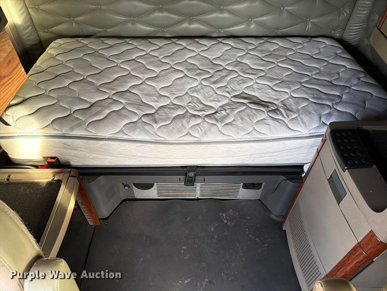 image for item ED5977 2011 Freightliner Cascadia semi truck