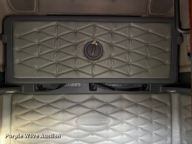 image for item ED5977 2011 Freightliner Cascadia semi truck