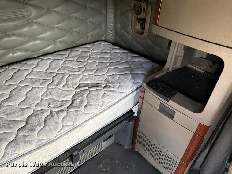 image for item ED5977 2011 Freightliner Cascadia semi truck