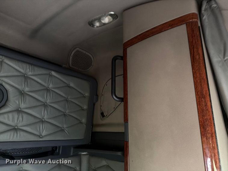 image for item ED5977 2011 Freightliner Cascadia semi truck