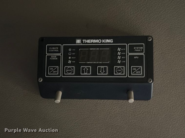 image for item ED5977 2011 Freightliner Cascadia semi truck