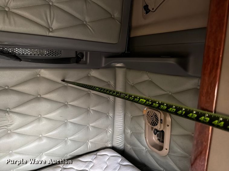 image for item ED5977 2011 Freightliner Cascadia semi truck