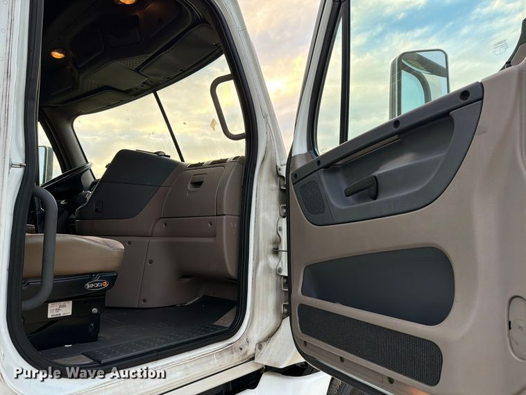 image for item ED5977 2011 Freightliner Cascadia semi truck