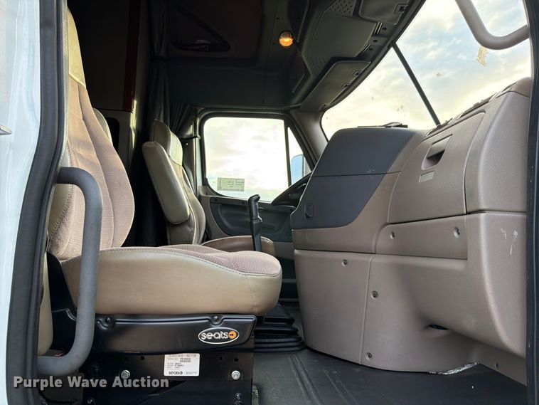 image for item ED5977 2011 Freightliner Cascadia semi truck