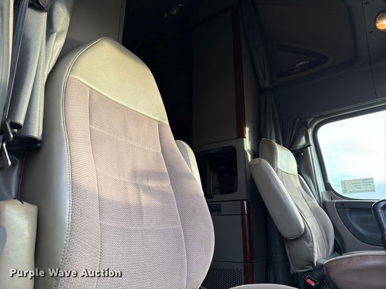 image for item ED5977 2011 Freightliner Cascadia semi truck