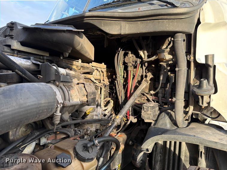 image for item ED5977 2011 Freightliner Cascadia semi truck