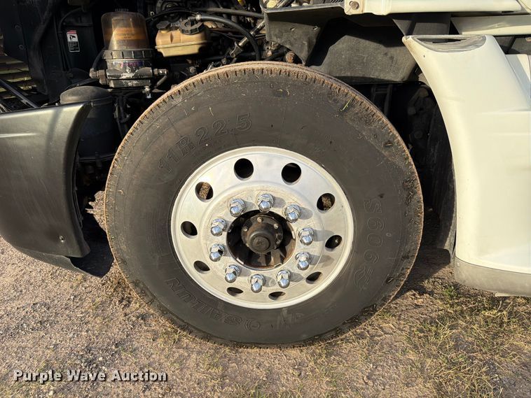 image for item ED5977 2011 Freightliner Cascadia semi truck