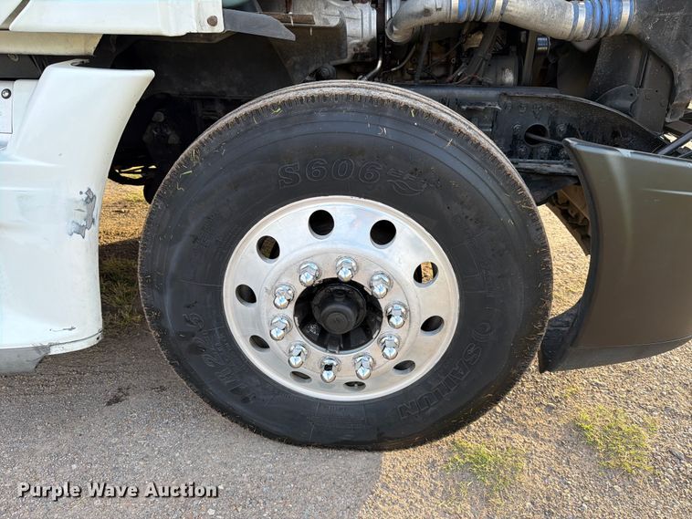 image for item ED5977 2011 Freightliner Cascadia semi truck