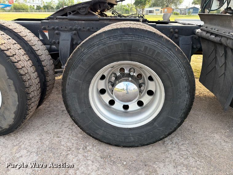 image for item ED5977 2011 Freightliner Cascadia semi truck