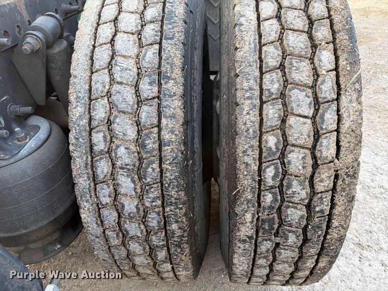 image for item ED5977 2011 Freightliner Cascadia semi truck