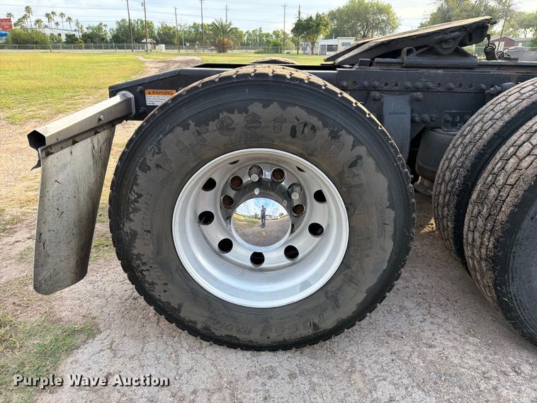 image for item ED5977 2011 Freightliner Cascadia semi truck