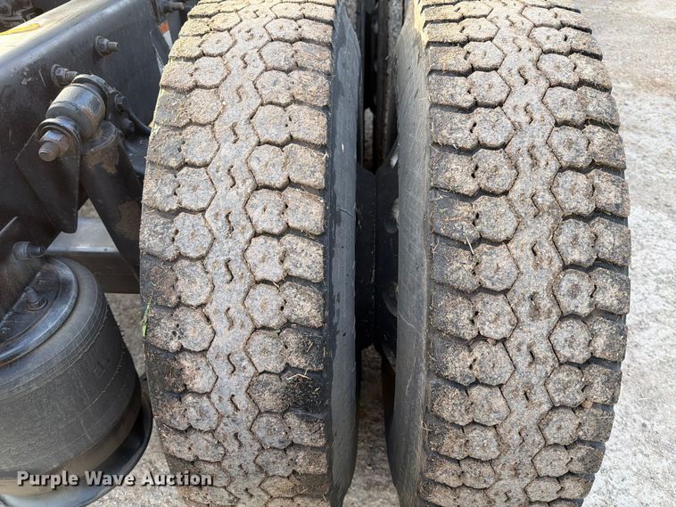 image for item ED5977 2011 Freightliner Cascadia semi truck