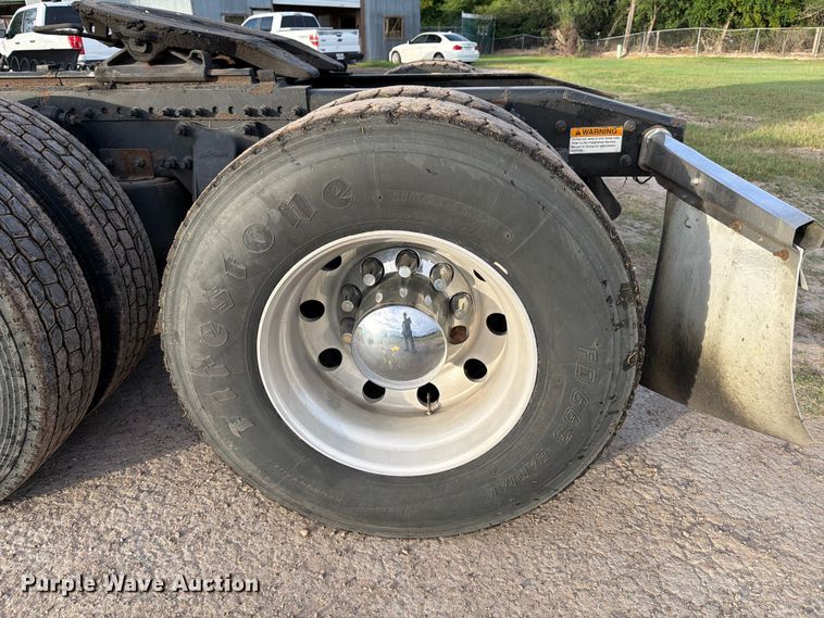 image for item ED5977 2011 Freightliner Cascadia semi truck