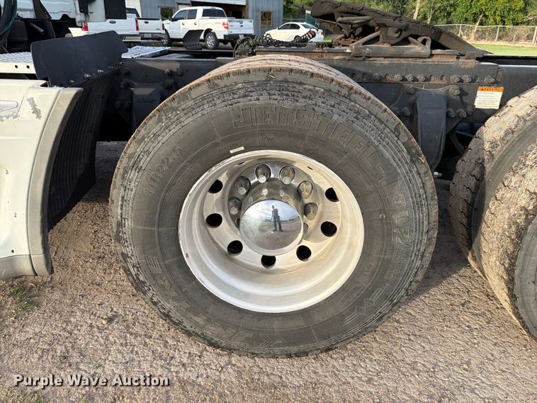 image for item ED5977 2011 Freightliner Cascadia semi truck