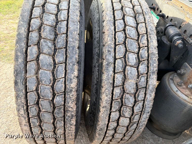 image for item ED5977 2011 Freightliner Cascadia semi truck