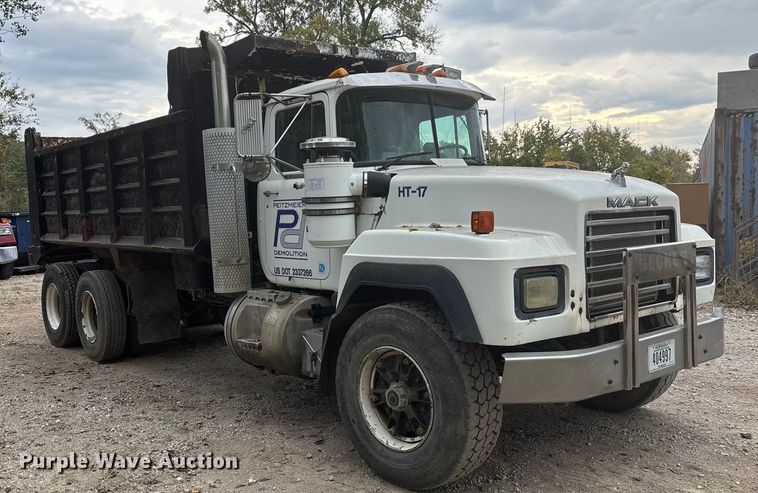 image for item EE4155 1991 Mack RD6886 dump truck