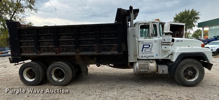 image for item EE4155 1991 Mack RD6886 dump truck