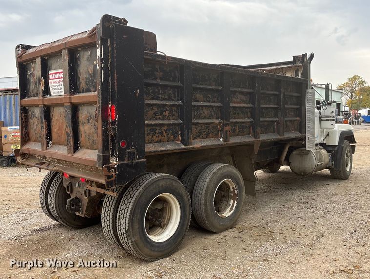 image for item EE4155 1991 Mack RD6886 dump truck