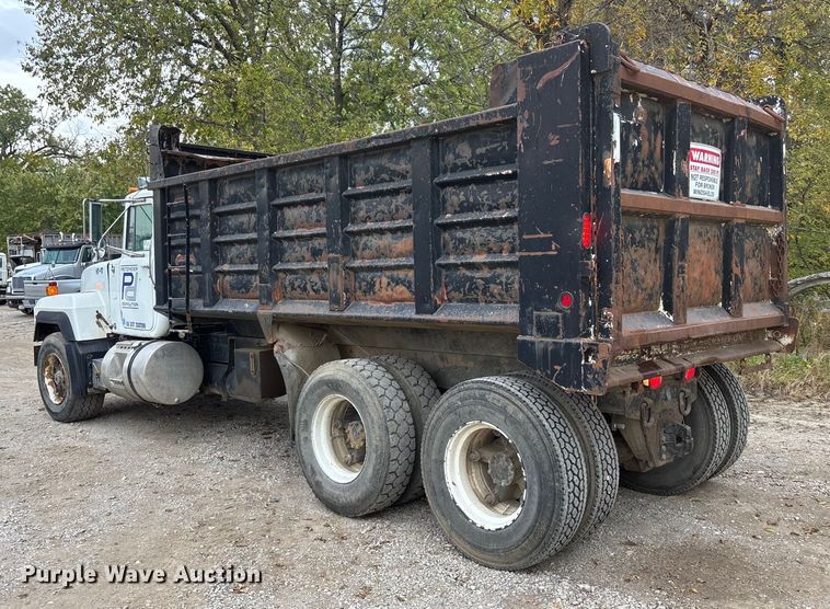 image for item EE4155 1991 Mack RD6886 dump truck