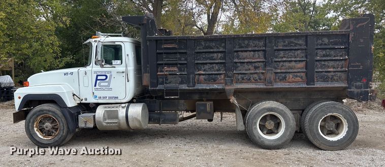image for item EE4155 1991 Mack RD6886 dump truck