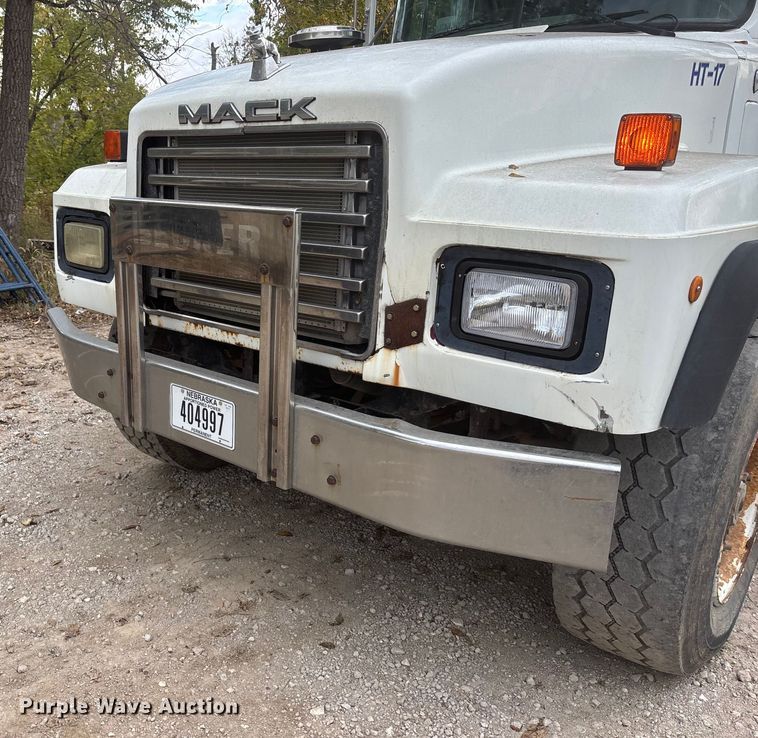 image for item EE4155 1991 Mack RD6886 dump truck