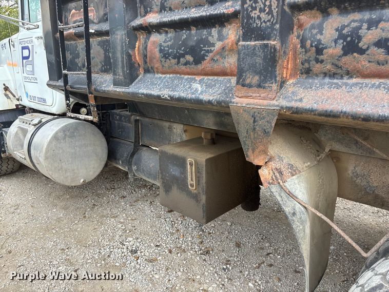 image for item EE4155 1991 Mack RD6886 dump truck